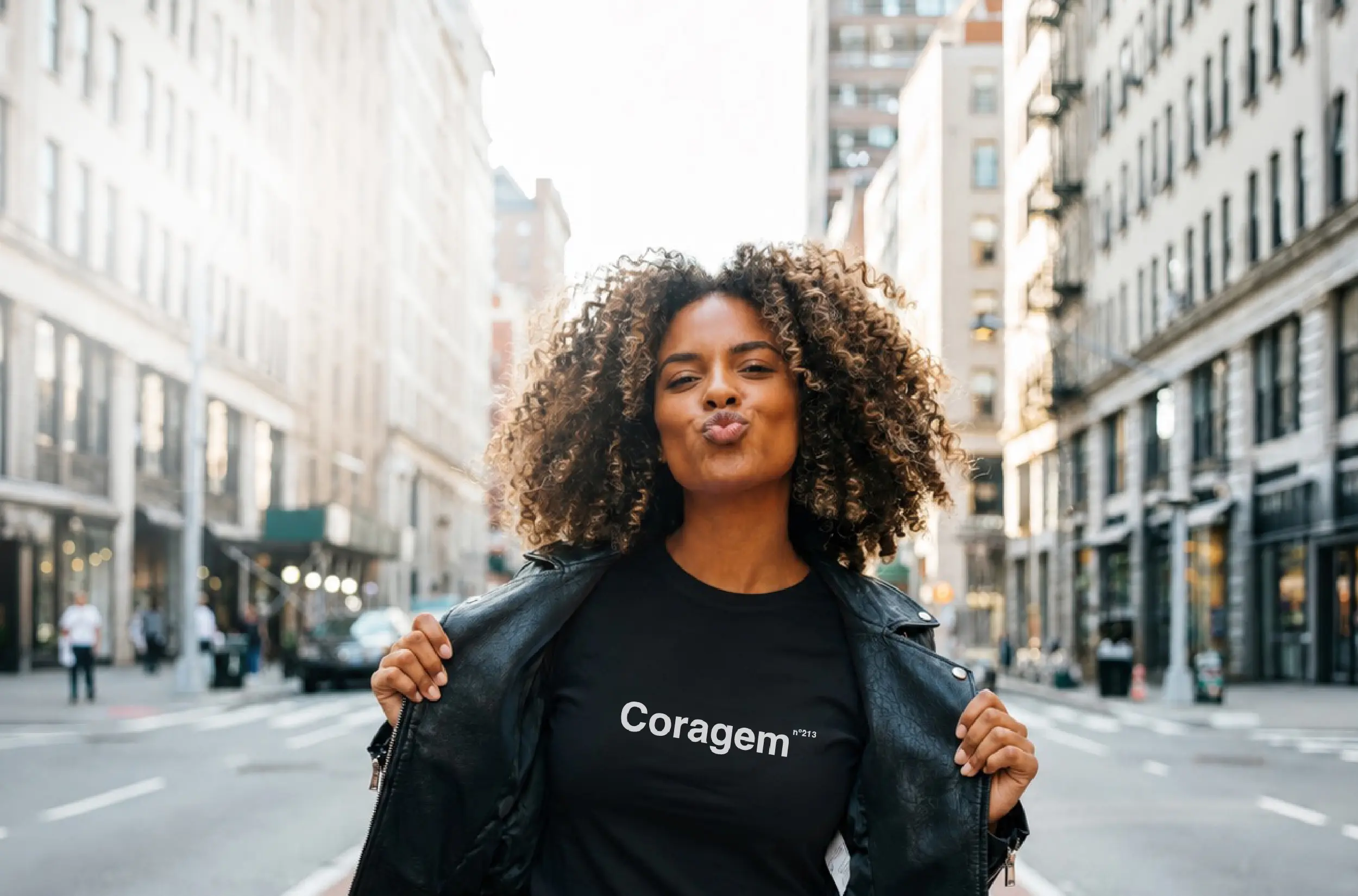 Pessoa vestindo uma camiseta com a palavra Coragem